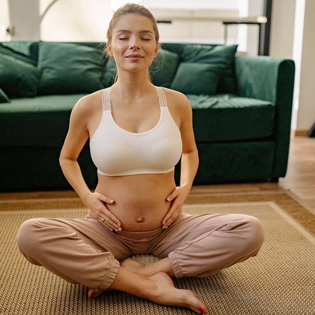 femme enceinte qui médite